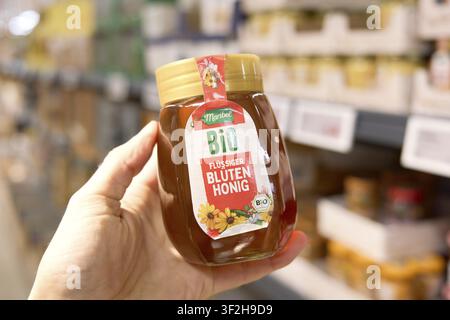 Maribel Flüssiger organischer Blütenhonig in einem Glas mit floralem Dekorationsmotiv wird im Supermarkt gezeigt, Lidl Lebensmittelladen Discounter, Supermarkt Stockfoto
