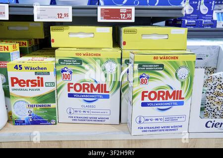 Formil- und Persil-Waschmittel sind in den Regalen eines Supermarkts ausgestellt, Lidl-Lebensmittel-Einzelhändler-Discounter, Supermarktprodukt, in Sachsen-Anhalt, Deutschland Stockfoto