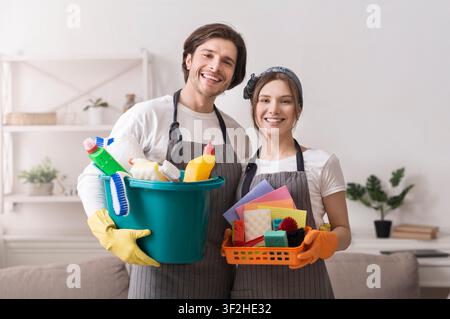 Hausmeisterdienste. Portrait Von Professionellen Reinigungsgeräten Mit Haushaltszubehör In Den Händen Stockfoto