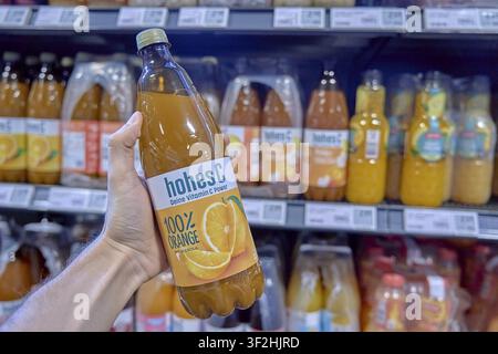 Eine High C-Orangen juice-Flasche wird im Supermarkt gehalten, Produkt-Einkauf, Getränke, Getränk, Supermarkt, Rewe, Deutschland Stockfoto