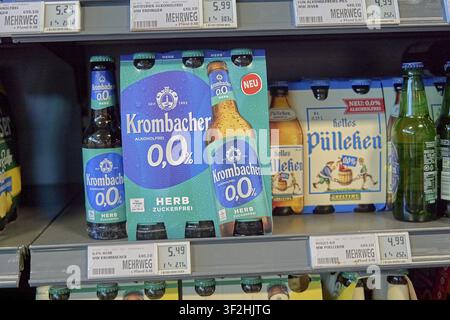 Krombacher 0,0% alkoholfreies Bier mit neuer Verpackung in Supermarktregalen, Produkt Einkaufen, Getränke, Supermarkt, Rewe, Deutschland Stockfoto