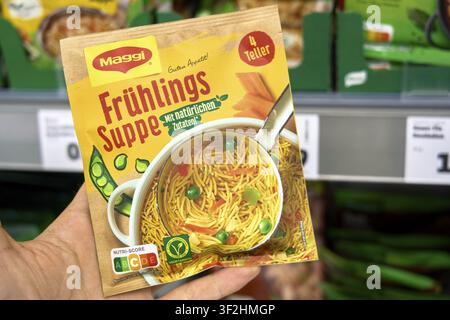 Maggi-Frühlingssuppe mit frischem Gemüse und Nudeln, dekorativ verpackt in den Regalen, Penny-Lebensmitteldiscounter Stockfoto