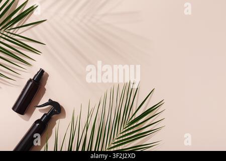 Natürliche umweltfreundliche Reinigungsmittel in Flaschen in Rosa Stockfoto