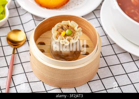 Gedämpfter klebriger Reis-Shumai-Teigtaschen mit herzhafter Füllung Stockfoto