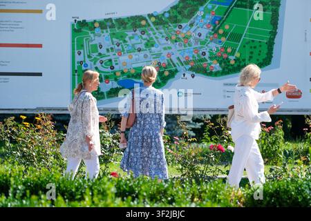 Kiew, Ukraine - 17. Juli 2026: Besucher studieren die Informationskarte von WDNH (Expocenter), während sie an einem sonnigen Sommertag die Ausstellungsgelände erkunden. Stockfoto