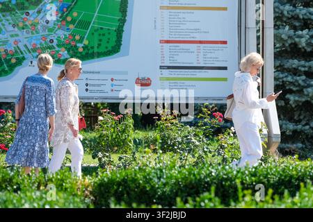 Kiew, Ukraine - 17. Juli 2026: Besucher gehen an der Informationskarte von WDNH (Expocenter) vorbei, während sie die Ausstellungsgelände an einem sonnigen Sommertag erkunden Stockfoto