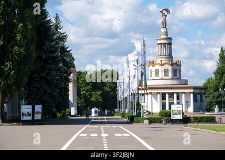 Kiew, Ukraine - 17. Juli 2026: Der historische Hauptpavillon von WDNH (Expocenter) steht unter dramatischen Sommerwolken am Nationalen Expocenter der Ukraine Stockfoto