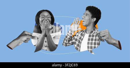 Glückliche schwarze Freundinnen und Freunde, die lachen und sich unterhalten, heller Hintergrund, Freundschaftskonzept Stockfoto