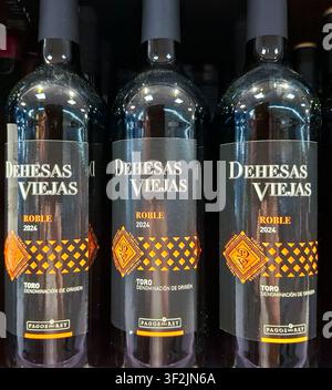 DENIA, SPANIEN – 04. Juli 2025. Rotweinflaschen mit der Bezeichnung Dehesas Viejas sind ordentlich in Regalen eines Supermarkts in Spanien angeordnet. Dieser Jahrgang 2024 von Stockfoto