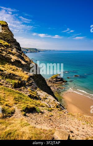 Blick hinunter auf den Little Strand Beach nahe Crackington Haven, Cornwall, UK Stockfoto