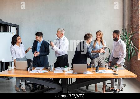 Mitarbeiter Kommunizieren Während Eines Geschäftstreffens Im Modernen Büro Stockfoto