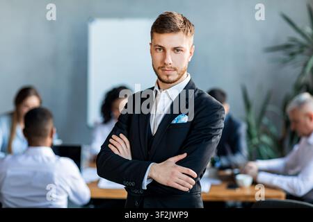 Selbstbewusster Geschäftsmann Vor Der Arbeitsstelle Im Büro Stockfoto