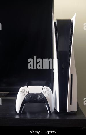 Sony PS5 Disc Edition Konsole und Controller, die die absterbende Ära der physischen Discs repräsentiert, bevor das Unternehmen vollständig auf digitale Medien umsteigt. Stockfoto