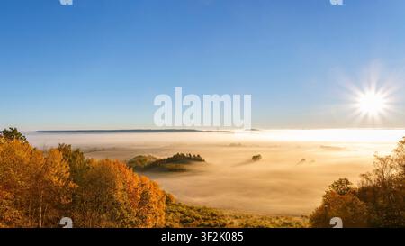 Panoramarundblick einer Herbstlandschaft mit Nebel in einer ländlichen Landschaft Stockfoto