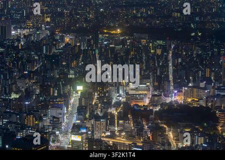 Tokio, Japan - 14. April 2026: Die urbane Skyline der Stadt von der Aussichtsplattform des Tokyo Skytree-Turms bei Nacht Stockfoto