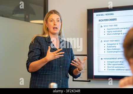 Mitarbeiter der Agentur nehmen an einem Management-Trainingsteilnahme. Stockfoto