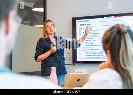 Mitarbeiter der Agentur nehmen an einem Management-Trainingsteilnahme. Stockfoto