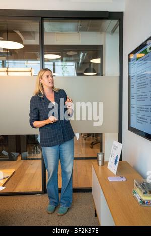 Mitarbeiter der Agentur nehmen an einem Management-Trainingsteilnahme. Stockfoto