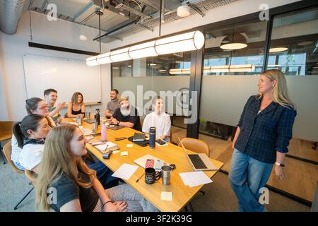 Mitarbeiter der Agentur nehmen an einem Management-Trainingsteilnahme. Stockfoto