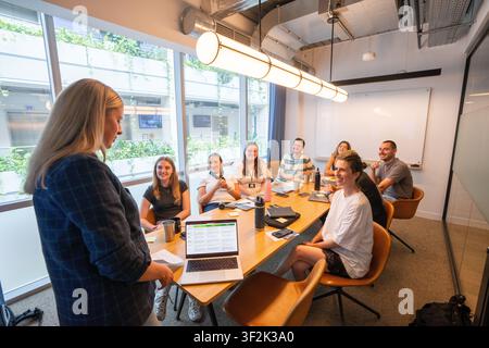 Mitarbeiter der Agentur nehmen an einem Management-Trainingsteilnahme. Stockfoto