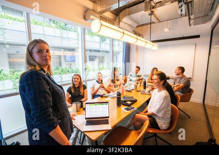 Mitarbeiter der Agentur nehmen an einem Management-Trainingsteilnahme. Stockfoto