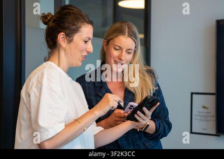 Mitarbeiter der Agentur nehmen an einem Management-Trainingsteilnahme. Stockfoto