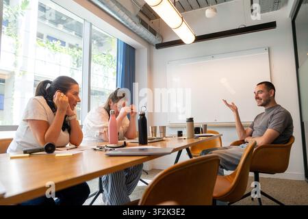 Mitarbeiter der Agentur nehmen an einem Management-Trainingsteilnahme. Stockfoto