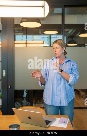 Mitarbeiter der Agentur nehmen an einem Management-Trainingsteilnahme. Stockfoto