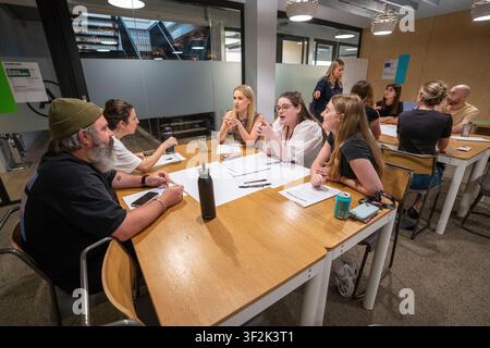 Mitarbeiter der Agentur nehmen an einem Management-Trainingsteilnahme. Stockfoto