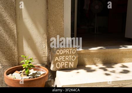 Piran, Slowenien. 26. Mai 2026. Ein steinernes Schild lautet Stockfoto