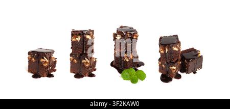 Nuss-Brownie, hausgemachter deutscher Schokoladenkuchen, Schokoladen-Erdnüsse-Kuchen, Brownie quadratisches Stück auf weißem Hintergrund Stockfoto