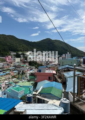 15. Juli 2025, Busan, Südkorea – Panoramablick auf das Gamcheon-Kulturviertel, bekannt als das ‚Machu Picchu von Busan‘, mit dicht gedrängten farbenfrohen Häusern, die den Hügel hinunterkaskadieren. Stockfoto