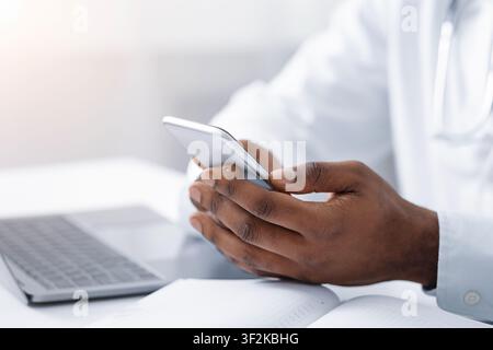 Nahaufnahme der Doc Hands mit dem Mobiltelefon Stockfoto