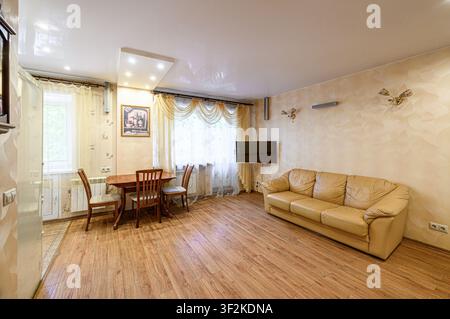 gemütliches Wohnzimmer mit Essbereich und Ledersofa Stockfoto