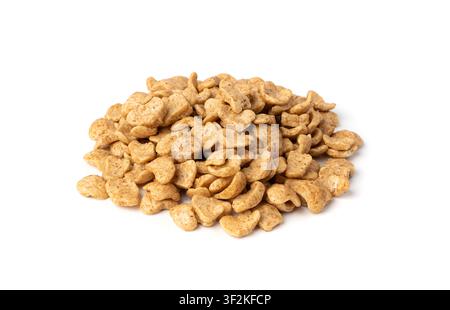 Schokoladengetreideflocken isoliert, knuspriges Reis-Müsli. Mais- und Schokocornflakes-Haufen, Frühstücks-Karamell-Müsli-Pops Nahaufnahme auf weißem Hintergrund Stockfoto
