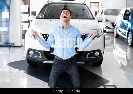 Aufgeregt Mann Schreien Schüttelnde Fäuste Kauf Neues Auto Stockfoto