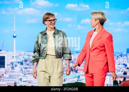 Berlin, Deutschland. 19. Juli 2026. Franziska Brantner (links), Bundesvorsitzende von Bündnis 90/Die Grünen, und Anna Engelke, stellvertretende Leiterin des ARD-Studios Berlin, kommen im ARD-Studio Berlin an, um das ARD-Sommerinterview für die Sendung ·Bericht aus Berlin· aufzunehmen. Credit: Christoph Soeder/dpa/Alamy Live News Stockfoto