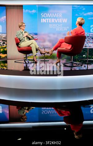 Berlin, Deutschland. 19. Juli 2026. Franziska Brantner (links), Bundesvorsitzende von Bündnis 90/Die Grünen, und Anna Engelke, stellvertretende Leiterin des ARD-Studios Berlin, sitzen im ARD-Studio Berlin vor der Aufnahme des ARD-Sommerinterviews zu ·Bericht aus Berlin·. Credit: Christoph Soeder/dpa/Alamy Live News Stockfoto