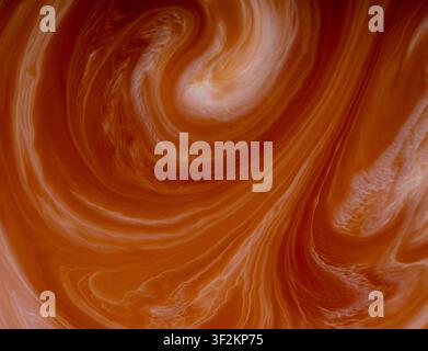 Kaffee und Milchcreme Hintergrund. Cremige flüssige Cappuccino-Wellen, Makro-Espresso-Getränkemuster, Milchkaffee-Wirbel und Blasen ästhetische Textur Oberteil V Stockfoto