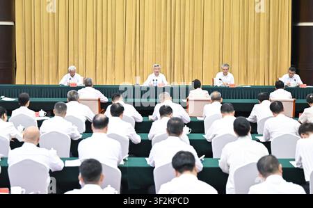 (260719) -- CHONGQING, 19. Juli 2026 (Xinhua) -- Li Xi, Mitglied des Ständigen Ausschusses des Politbüros des Zentralkomitees der Kommunistischen Partei Chinas (KPCh) und Sekretär der Zentralen Disziplinarkommission der KPCh, leitet ein Symposium in der südwestchinesischen Stadt Chongqing am 17. Juli 2026. Li unternahm vom Mittwoch bis Freitag eine Inspektionsreise in der südwestchinesischen Stadt Chongqing. (Xinhua/Yue Yuewei) Stockfoto
