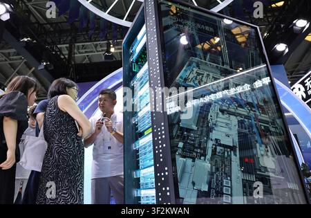 Shanghai, China. 19. Juli 2026. Ein Mitarbeiter stellt den Superknoten-Server CRS6000S Besuchern während der Welt-KI-Konferenz 2026 und der Hochrangigen Tagung zur globalen KI-Governance in Shanghai, Ostchina, vor, am 19. Juli 2026. Die Welt-KI-Konferenz 2026 (WAIC) und die Hochrangige Tagung zur globalen KI-Governance wurden hier am Freitag eröffnet. Eine Gruppe inländischer Superknoten-Produkte zieht während der Veranstaltung die Aufmerksamkeit der Öffentlichkeit auf sich. Credit: Fang Zhe/Xinhua/Alamy Live News Stockfoto
