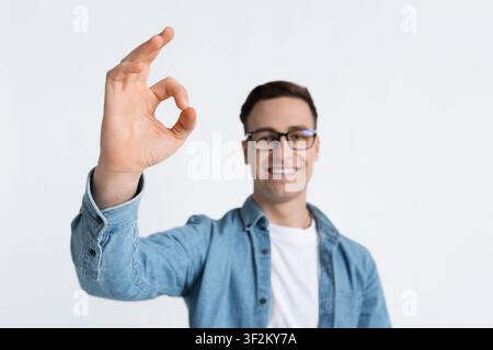 Lächelnder, gutaussehender Mann, der in Ordnung ist, Nahaufnahme Stockfoto