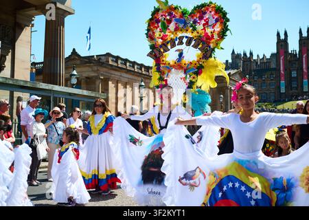 Edinburgh, Schottland, UK, 19. Juli 2026. Hunderte von Darstellern ziehen den Mound hinunter für den Edinburgh Festival Carnival 2026. credit sst/alamy live news Stockfoto