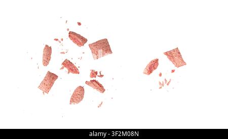 Fruchtkissen, Erdbeer-Mais-Pads fürs Frühstück isoliert. Rosa knusprige Maisflocken mit Milch und Beerenfüllung auf weißem Hintergrund Stockfoto