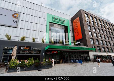 Berlin, Deutschland, 15.07.26, Außenansicht der Uber Eats Music Hall und ihres Haupteingangs am Uber Platz im Friedrichshain-Bezirk von Berlin, Ger Stockfoto