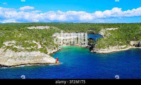 Eine malerische Landschaft mit der türkisfarbenen Bucht von Bonifacio, umgeben von schroffen Kalksteinklippen auf der Insel Korsika, Frankreich Stockfoto