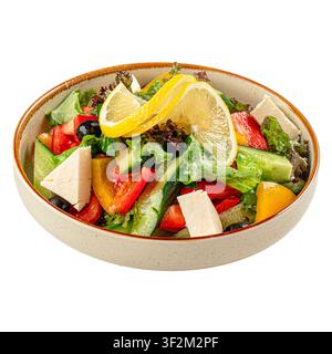 Griechischer Salat mit Fetakäse und Zitrone isoliert Stockfoto