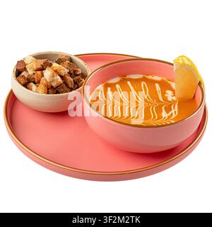 Rotlinsensuppe mit Sahne und Croutons isoliert Stockfoto