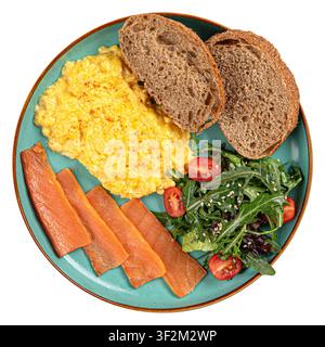 Rühreier mit Scheiben aus geräuchertem Lachs isoliert Stockfoto