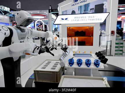 Shanghai, China. 19. Juli 2026. Ein Roboter demonstriert eine präzise Operation während der Weltkonferenz zur KI 2026 in Shanghai, Ostchina, am 19. Juli 2026. Die laufende Weltkonferenz zur KI 2026 entpuppt sich als ein hart umkämpfter Arena für allgemeine verkörperte KI-Produkte von mehr als 200 Anbietern. Es bezieht sich auf ein allgemeines Intelligenzsystem, das Roboter befähigt, variable Aufgaben auszuführen und sich an verschiedene Anwendungsszenarien anzupassen. Credit: Huang Xiaoyong/Xinhua/Alamy Live News Stockfoto